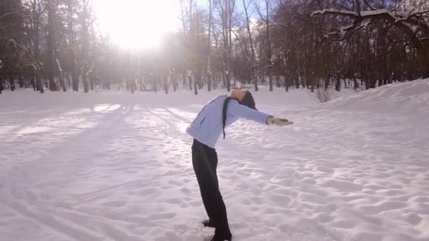 Jovem praticando ginástica de ioga no inverno ao ar livre — Vídeo de Stock