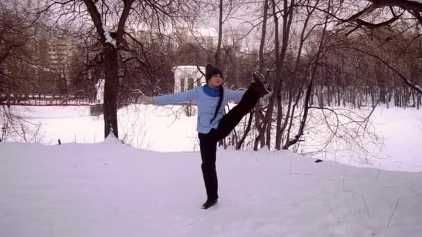 Mujer joven practicando gimnasia de yoga en invierno al aire libre — Vídeos de Stock