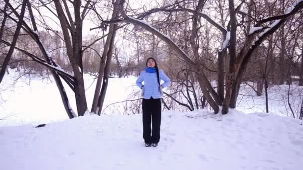 Mujer joven practicando gimnasia de yoga en invierno al aire libre — Vídeos de Stock