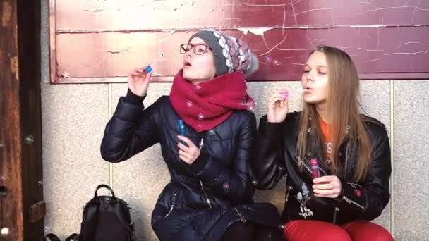 Beautiful Girls Blowing Soap Bubbles.Woman Having Fun.Girl Enjoying .Cheerful Blonde Woman Blowing Soap Bubbles — Stok video