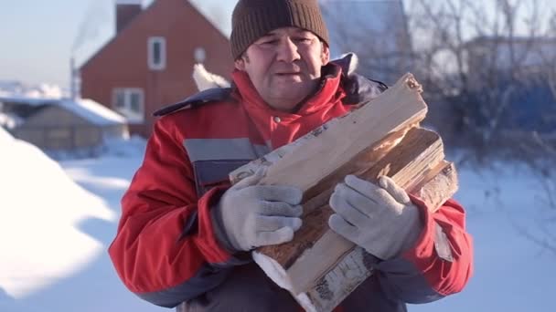 Senior man met bijl hakken van hout. Ouderen boomkweker man aan het werk in de tuin. Actieve pensioen concept — Stockvideo