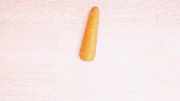 Stop-Motion-Karotten. Gemüse in der Küche in Scheiben schneiden — Stockvideo