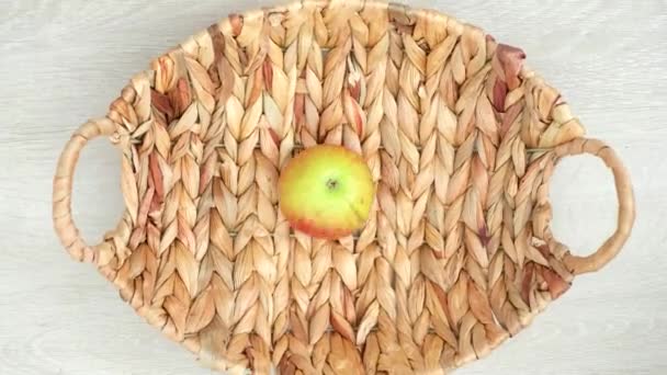 Pare o movimento de maçãs frescas em uma bandeja — Vídeo de Stock