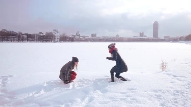 Jeunes belles femmes jouant avec la neige — Video