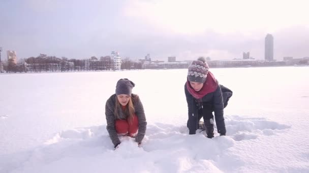 Fiatal gyönyörű nők játszanak hó — Stock videók