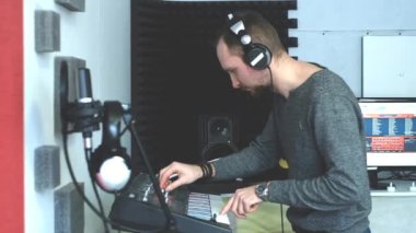Bir müzisyen stüdyosunda müzik yaratır. DJ provası