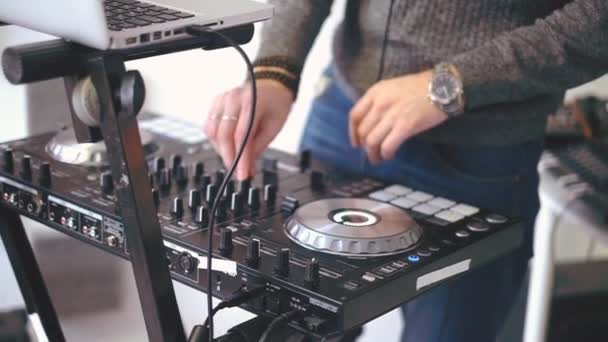 En musiker skapar musik i sin studio. DJ-repetition — Stockvideo