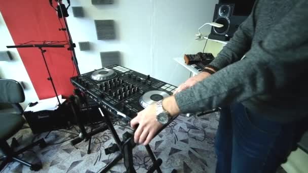 Ένας μουσικός δημιουργεί μουσική στο στούντιό του. Πρόβα DJ — Αρχείο Βίντεο