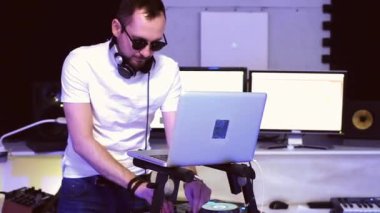 Bir müzisyen stüdyosunda müzik yaratır. DJ provası.