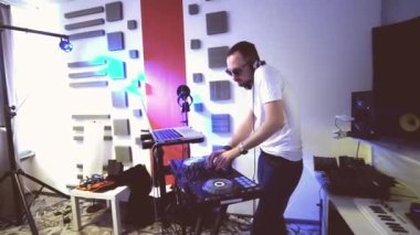 Bir müzisyen stüdyosunda müzik yaratır. DJ provası.