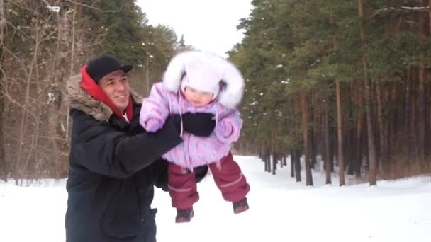 Jonge vader speelt met een kind. winterwandeling met het gezin — Stockvideo