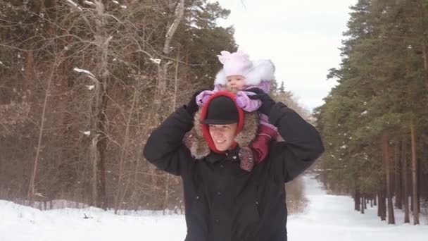 El joven padre está jugando con un niño. paseo familiar de invierno . — Vídeos de Stock