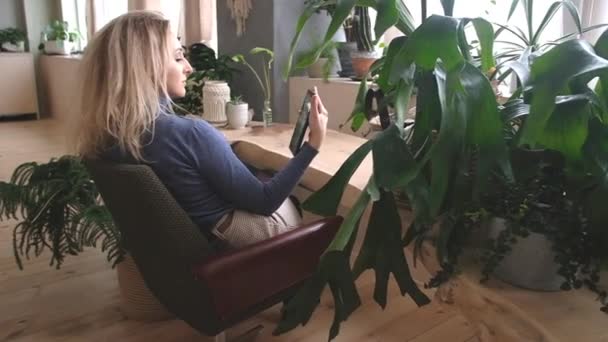 Gyönyörű fiatal nő otthon tabletta — Stock videók