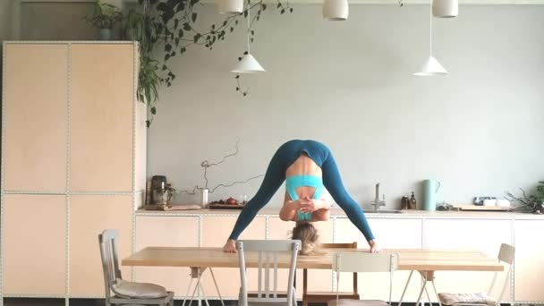 Junge schöne Frau praktiziert Yoga zu Hause. Raumausstattung — Stockvideo