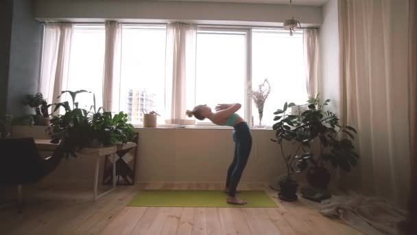 Ung vacker kvinna gör yoga hemma — Stockvideo