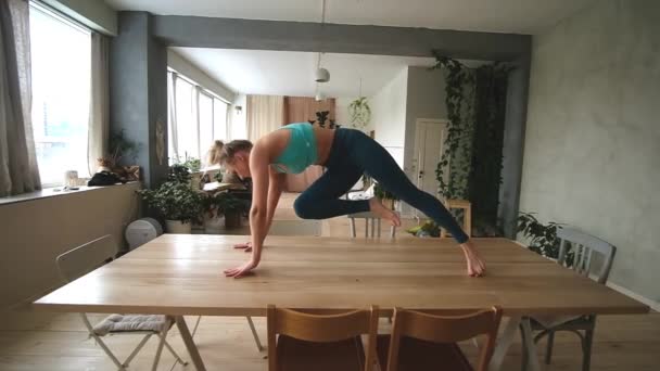 Junge schöne Frau praktiziert Yoga zu Hause. Raumausstattung — Stockvideo