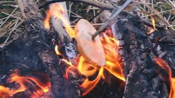 faire frire les saucisses et le pain sur le bûcher. week-end en nature 