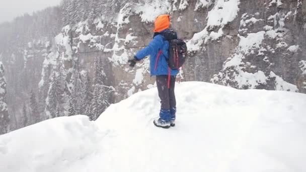 Flickan tittar på klipporna. Vintervandring — Stockvideo