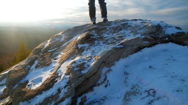男性游客在山上拍照 — 图库视频影像