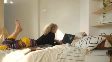 Evde bilgisayar başında oturan kadın.