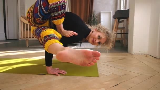 Ung vacker kvinna gör yoga hemma. — Stockvideo
