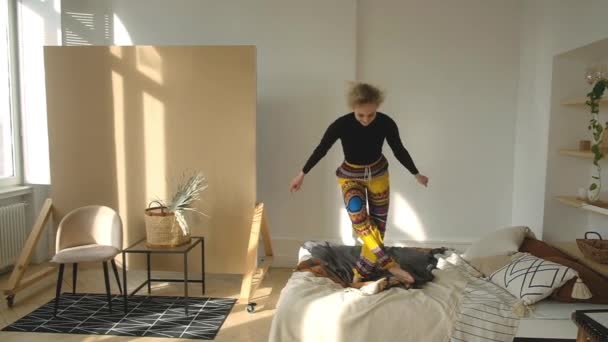 Joven hermosa mujer haciendo yoga en casa. — Vídeos de Stock