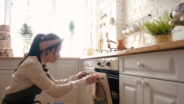 Mujer hornea magdalenas en la cocina — Vídeo de stock