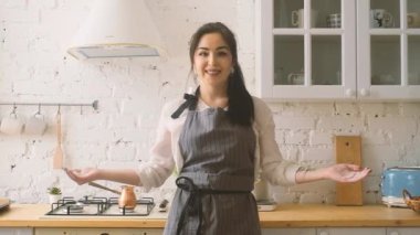 Pasta şefi un oynar. Mutfakta eğlen.