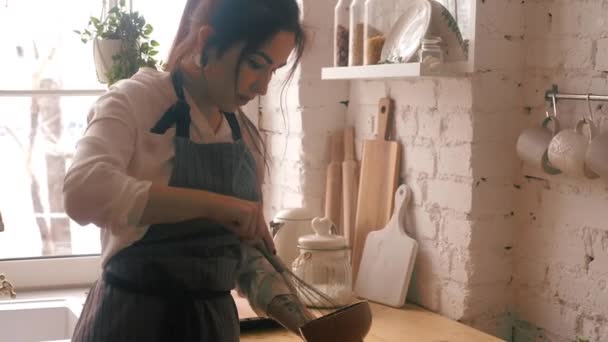 과자를 만드는 여자가 채찍으로 반죽을 휘젓는다. — 비디오