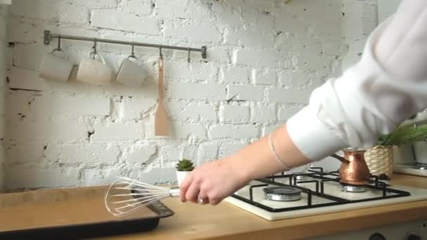 Mujer joven bailando en la cocina con un batidor — Vídeo de stock