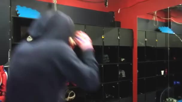 Kickboxer está entrenando en el gimnasio. vista de perfil de media longitud. Boxeo tailandés — Vídeo de stock