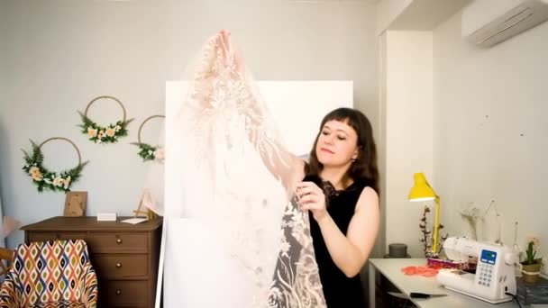 Tailleur féminin avec une coupe de tissu. Atelier de couture . — Video