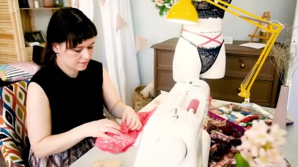 Mujer sastrería cose encaje lencería sexy en un estudio de costura. Estilo de moda — Vídeos de Stock