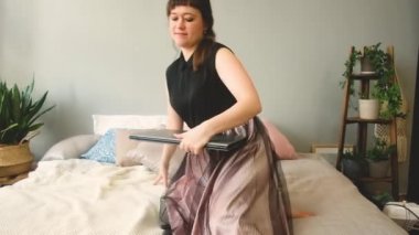 İş için dizüstü bilgisayar kullanan bir kadın. Serbest çalışmak, evde çalışmak, ofis dışında çalışmak. Modern teknoloji ve iletişim. Kadın 30-40 yaşlarında.