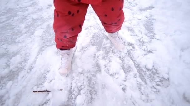 Küçük tatlı kız paten kaymayı öğreniyor. Buzda bir ayağın yakınlaşması. 5-8 yaşlarında bir kız. — Stok video