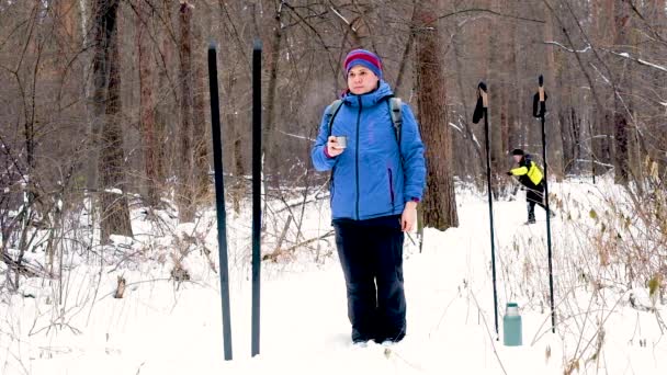 Bevande di sciatore di fondo da un thermos a un arresto. Sport invernali. Riposo attivo nell'inverno. pista da sci. giovane uomo 20-25 anni — Video Stock