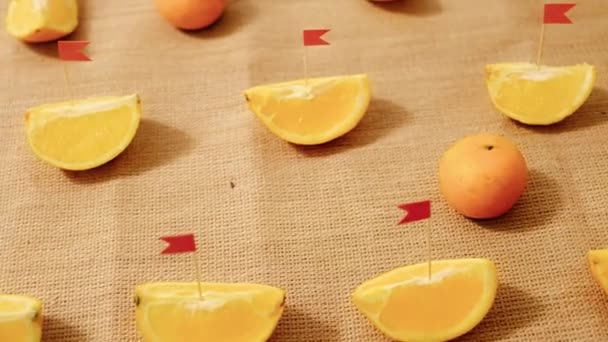 El concepto de comida saludable. Naranja, vitamina C. barco en forma de una naranja. Tema marino en la alimentación — Vídeo de stock