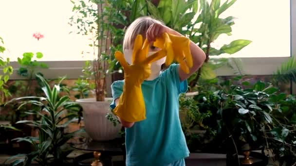 Malá roztomilá dívka v ochranné masce a ochranné gumové rukavice — Stock video