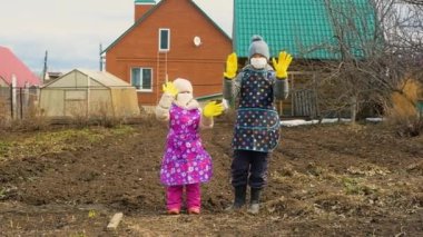 Erkek ve kız tıbbi maske ve eldivenlerle bahçede, kırsalda yürüyüş yapıyorlar. Coronavirüs