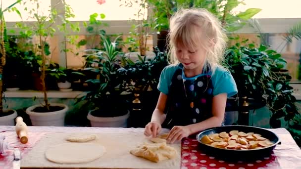 La niña cocina tarta de manzana. Pasteles hechos a mano. niña 5-8 años — Vídeo de stock