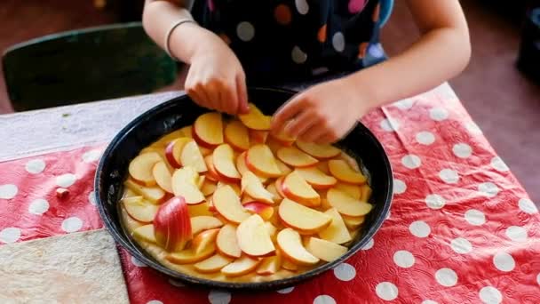 Το κοριτσάκι μαγειρεύει μηλόπιτα. Χειροποίητες πίτες κορίτσι 5-8 ετών — Αρχείο Βίντεο