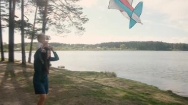 Küçük kızı olan genç bir anne parkta yürüyor..