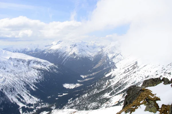 Panorama de invierno de montañas —  Fotos de Stock