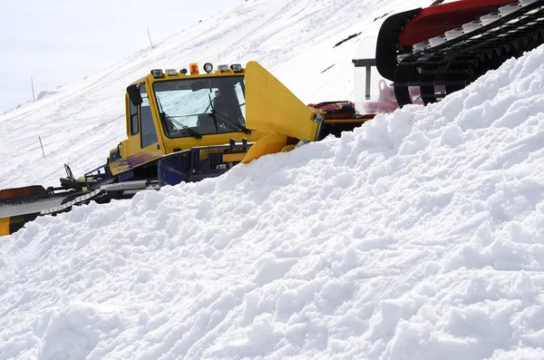 Snowcat, máquina para remover nieve, preparación de pistas de esquí — Foto de Stock