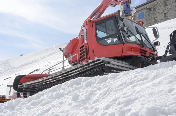 Snowcat、準備スキーコース除雪機 — ストック写真