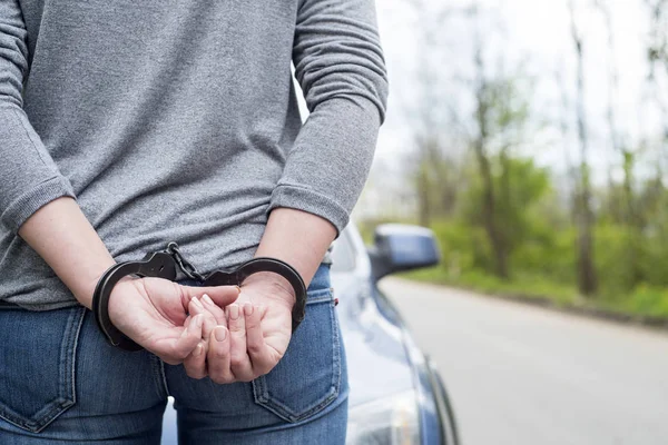 Kadınlar kelepçeli Kriminal polis