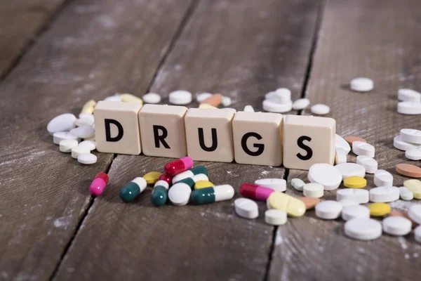 Таблетки и наркомания — стоковое фото