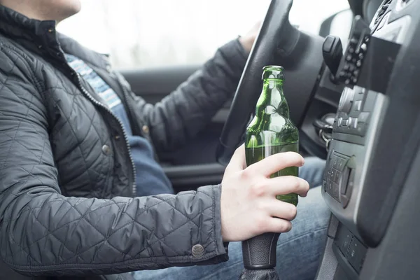 Giovane uomo che guida la sua auto mentre beve alcol — Foto Stock