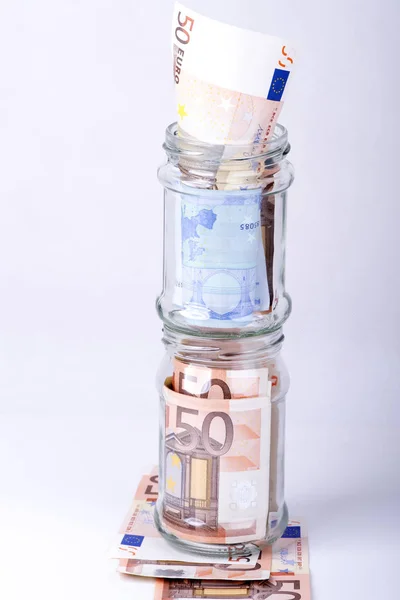 Économies en euros cachées dans un bocal — Photo