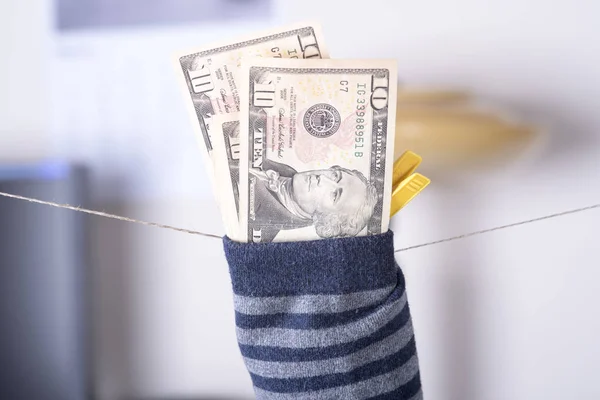 Ahorros de dólares escondidos en un calcetín —  Fotos de Stock